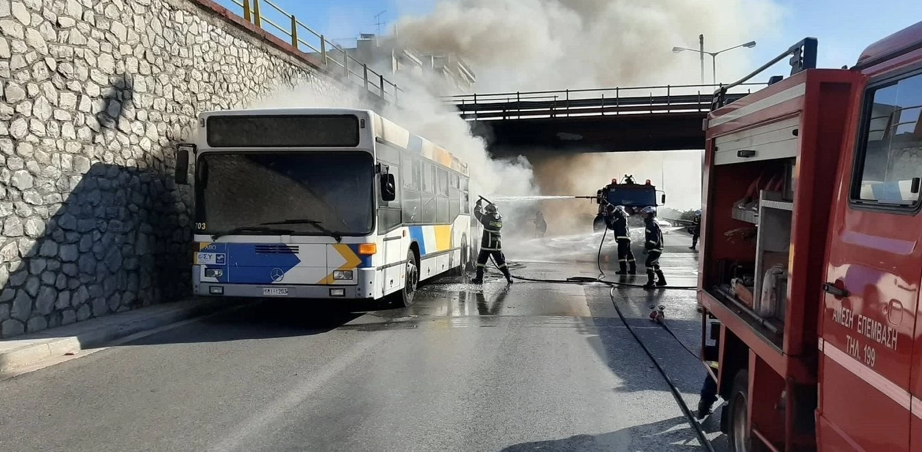 Διεκόπη η κυκλοφορία στην Εθνική Οδό – ρεύμα προς Λαμία λόγω πυρκαγιάς σε λεωφορείο-Εικόνες, Βίντεο